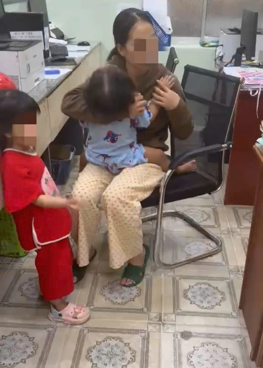 Chị L. trình báo sự việc với Công an phường Mũi Né, TP Phan Thiết z6599332520384_c3029c114ae917f4e4703097831ed7ac.jpg
