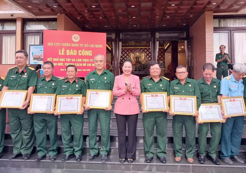 Hội CCB TPHCM tuyên dương các tập thể, cá nhân có thành tích xuất sắc trong học tập, làm theo tư tưởng, đạo đức phong cách Hồ Chí Minh 3.jpg