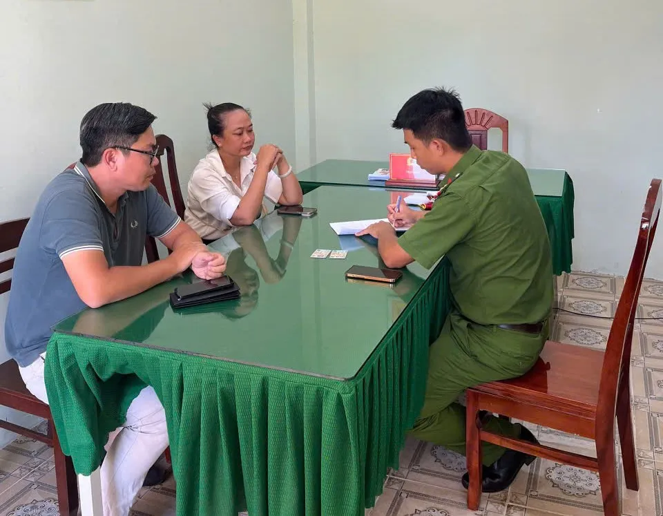 Chị Trần Thị Duyên và anh Mai Hữu Phúc đến Công an phường Mũi Né làm việc liên quan chuyển nhầm số tiền 1 tỷ đồng t1.jpg
