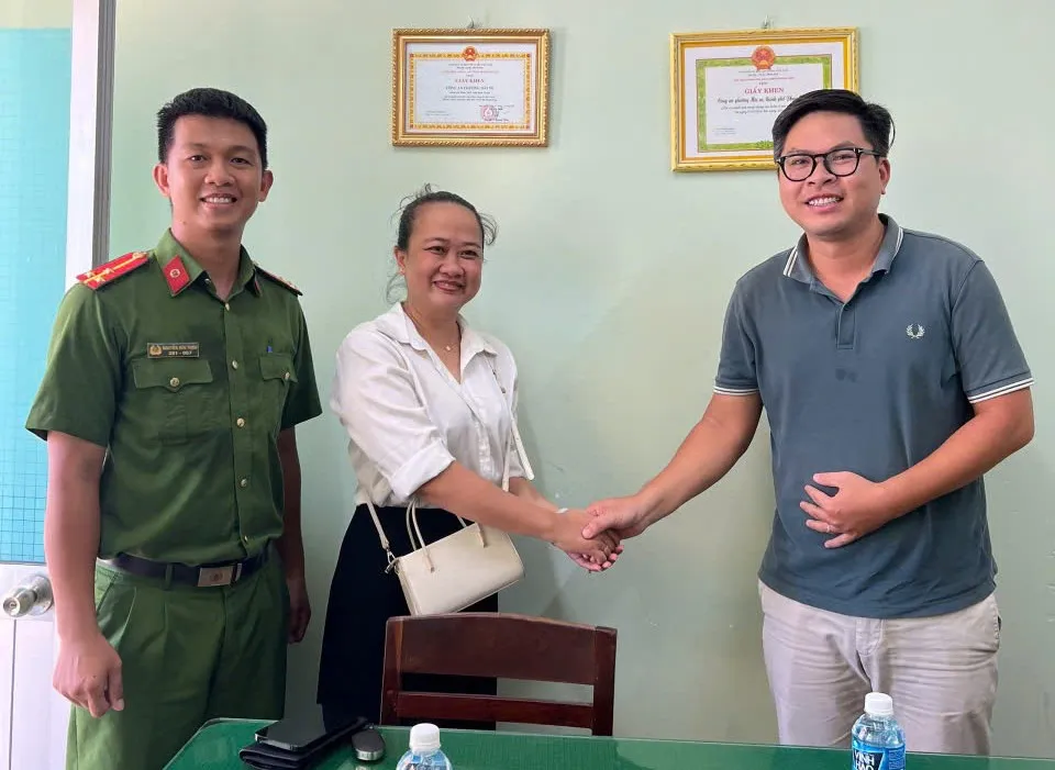 Anh Phúc (ngụ TPHCM) nhận lại số tiền 1 tỷ đồng do chuyển nhầm qua tài khoản ngân hàng của chị Duyên (tỉnh Bình Thuận) t2.jpg