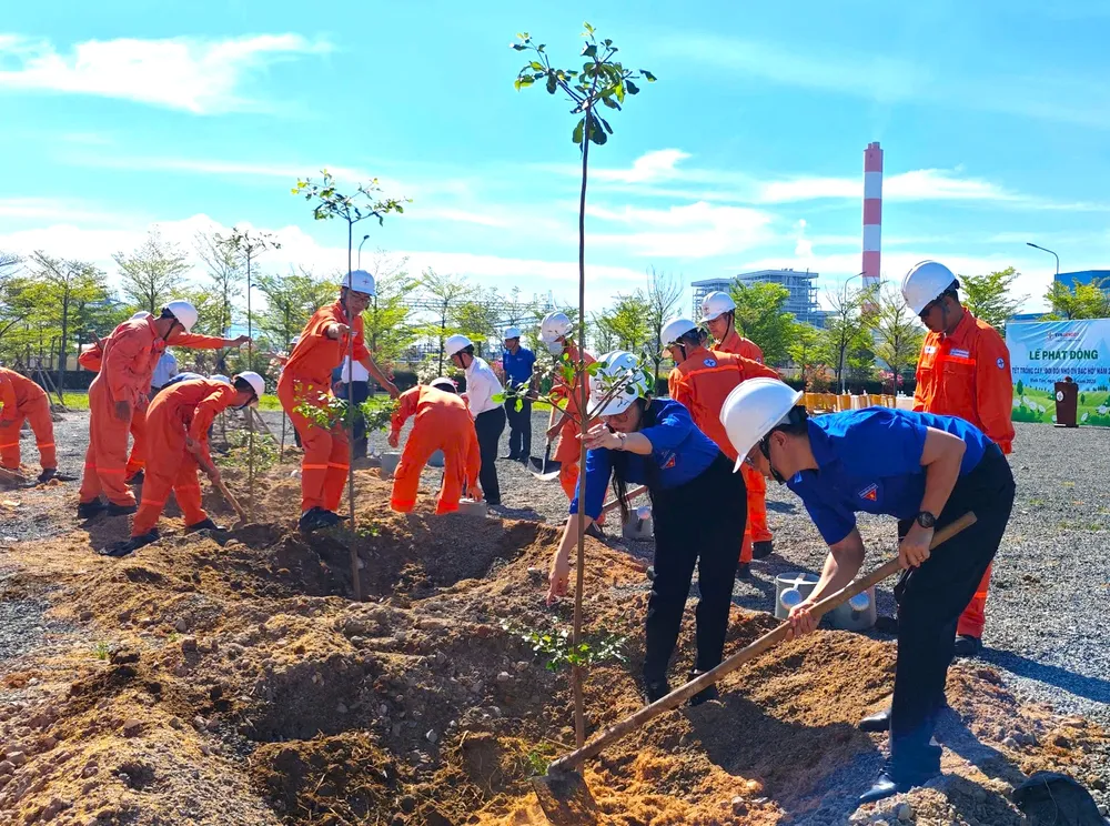 Đông đảo cán bộ, công nhân viên Công ty Nhiệt điện Vĩnh Tân tham gia trồng cây xanh 82f3a897a3c816964fd9.jpg