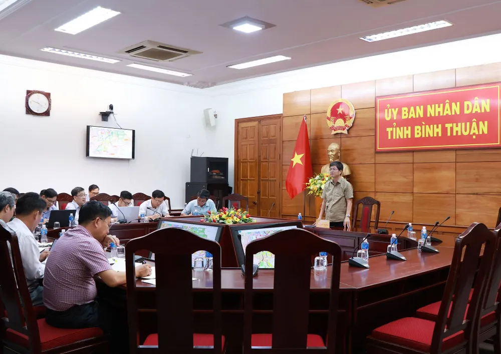 អនុប្រធានគណៈកម្មាធិការប្រជាជនខេត្ត Binh Thuan លោក Nguyen Hong Hai បានដឹកនាំកិច្ចប្រជុំដើម្បីស្តាប់របាយការណ៍របស់អង្គភាពពិគ្រោះយោបល់ស្តីពីផែនការផ្លូវល្បឿនលឿនតភ្ជាប់ខេត្តទាំងបី Binh Thuan - Lam Dong - Dak Nong។ រូបភាព៖ BINH THUAN TELECOMMUNICATIONS CO.,LTD ct2.jpg
