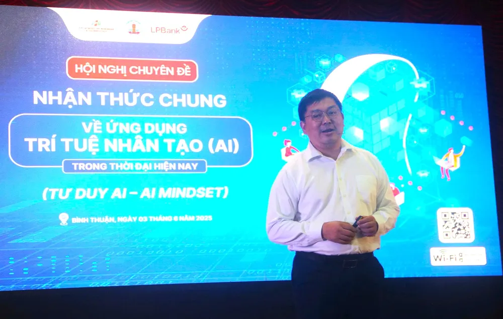 Herr Hoang Nam Tien, stellvertretender Vorsitzender des FPT-Universitätsrats, Redner auf der Konferenz h3.jpg