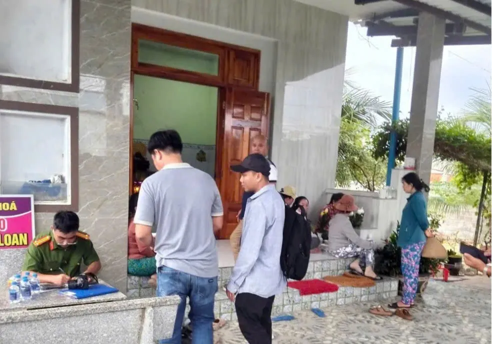 Cơ quan chức năng tỉnh Bình Thuận kiểm tra tại hiện trường xảy ra vụ việc. Ảnh: T.D. be.jpg