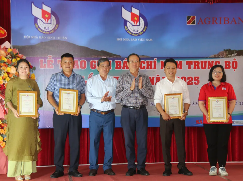 Loạt bài 2 kỳ "Chống khai thác IUU từ cảng cá" của nhóm tác giả: Mai Thị Xuân Quỳnh, Dương Minh Phong, Chu Ngọc Oai, Nguyễn Tiến Thắng (Báo Sài Gòn Giải Phóng) đoạt giải Khuyến khích IMG_9534.JPG