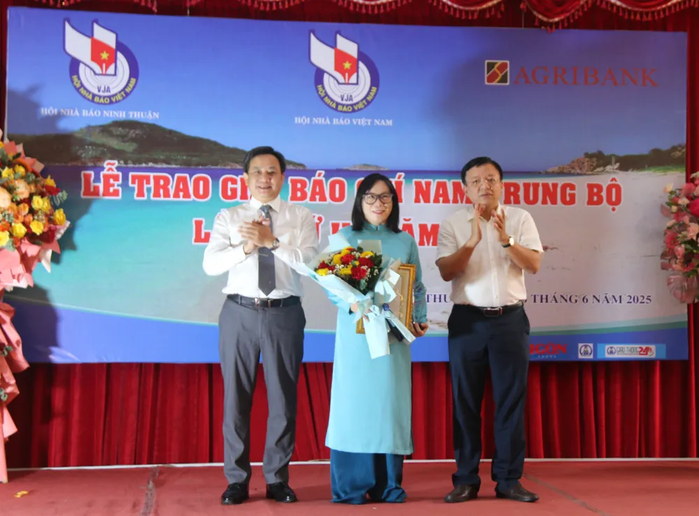 Trao giải cho các tác giải đoạt giải Báo chí Nam Trung bộ lần II-2025 IMG_9540.JPG