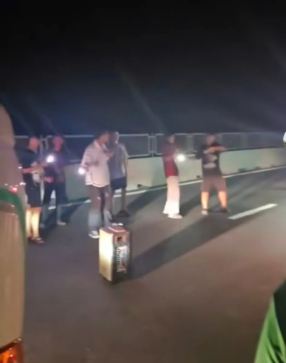 Đường bị ách tắc quá lâu, một số bạn trẻ xuống đường bật loa nhảy múa và hát karaoke z6685765174195_51ca1bae3f696e631a1e60372e85aa79.jpg