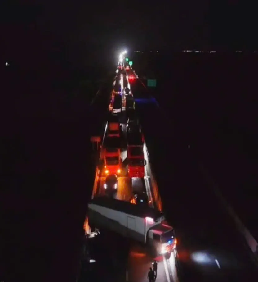 Chiếc xe tải nằm chắn ngang trên đường cao tốc Vĩnh Hảo - Phan Thiết bị ách tắc nhiều giờ z6685765177870_f138cf71e57c00ecee33a270dee5932c.jpg