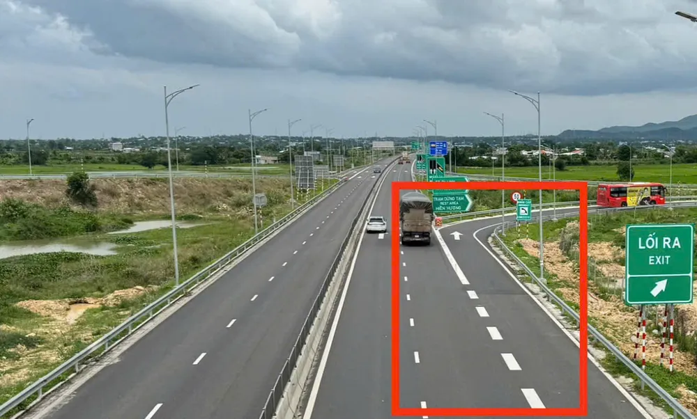 Nhiều tài xế cho rằng vạch sơn kẻ nét đứt và nét liền tại lối ra đường cao tốc không phù hợp t2.jpg