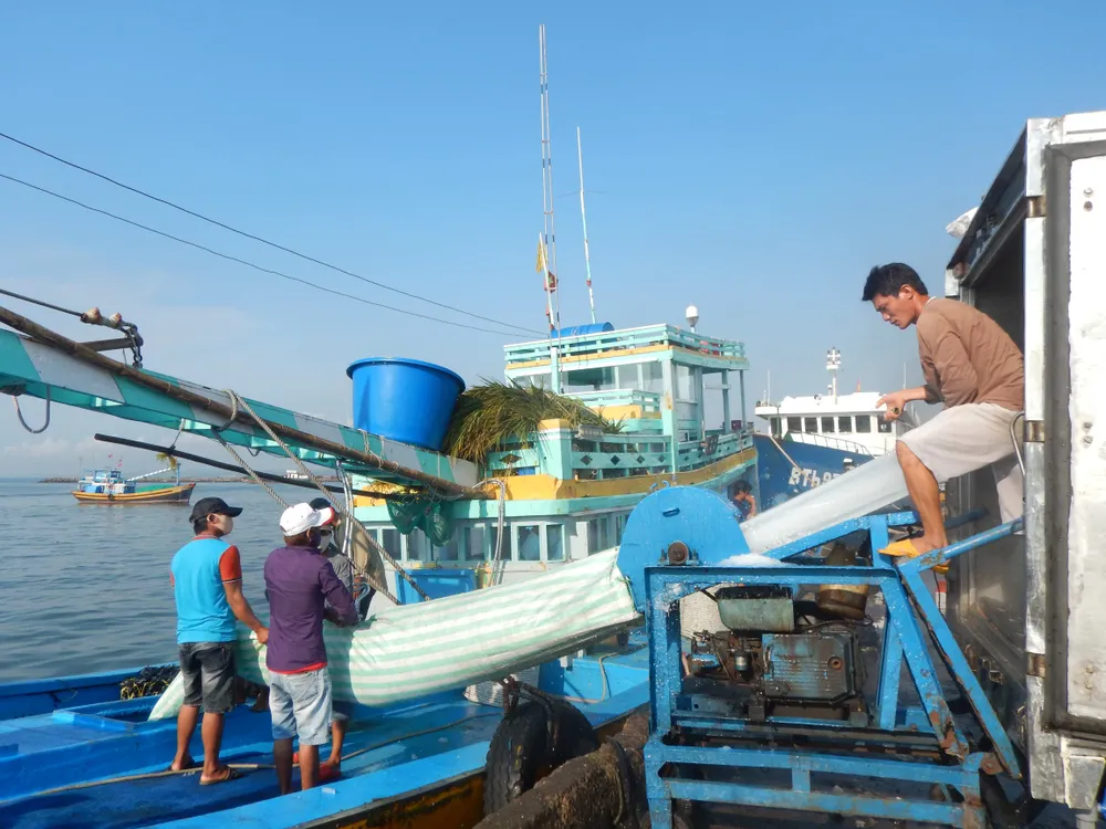 Chuẩn bị đá lạnh, ngư lưới cụ trước khi ra khơi DSCN4290.JPG
