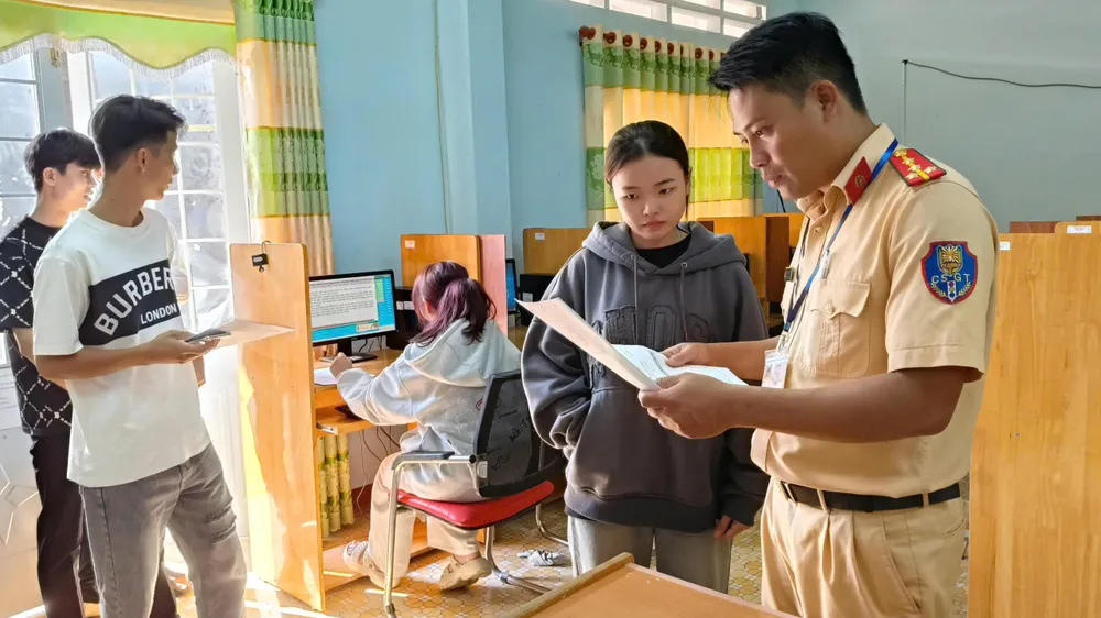 Lực lượng CSGT kiểm tra các thủ tục trước khi thí sinh tham gia kỳ sát hạch gt1.jpg