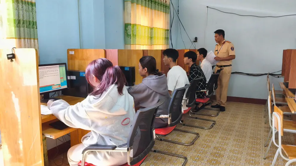 Các thí sinh tham gia phần thi lý thuyết gt2.jpg