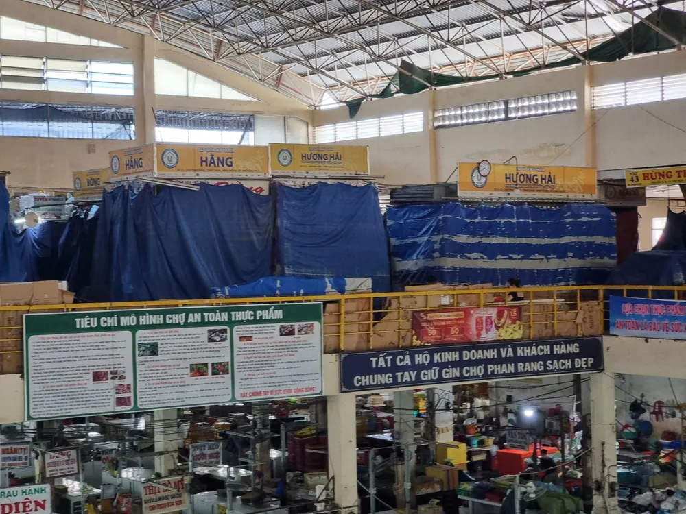 Hàng loạt ki-ốt đóng cửa, phủ bạt kín mít z6713536536511_f68113e55418e0106669885358b93115.jpg