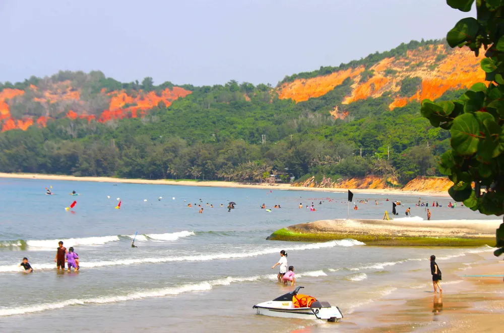Du khách tắm biển tại bãi biển Hòn Rơm, TP Phan Thiết (tỉnh Bình Thuận)