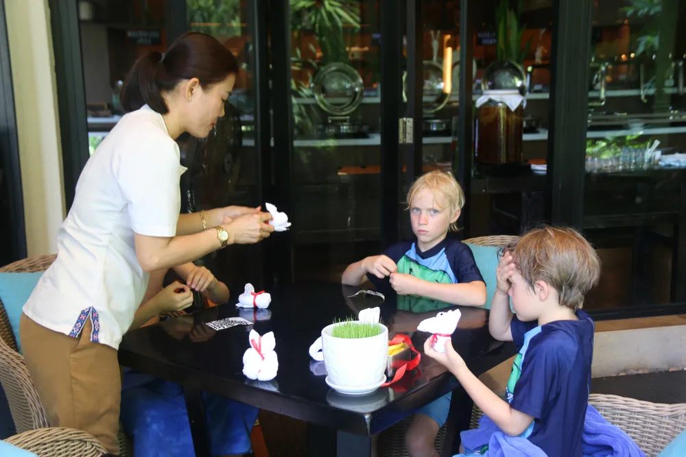 Du khách trẻ em người nước ngoài tham gia trải nghiệm các dịch vụ tại các resort, khách sạn cao cấp tại Bình Thuận IMG_9670.JPG