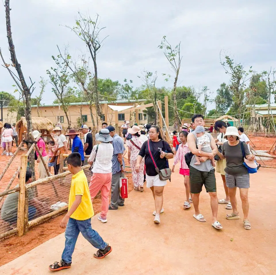 Du khách tham gia trải nghiệm dịch vụ tại NovaWorld Phan Thiết nv.jpg