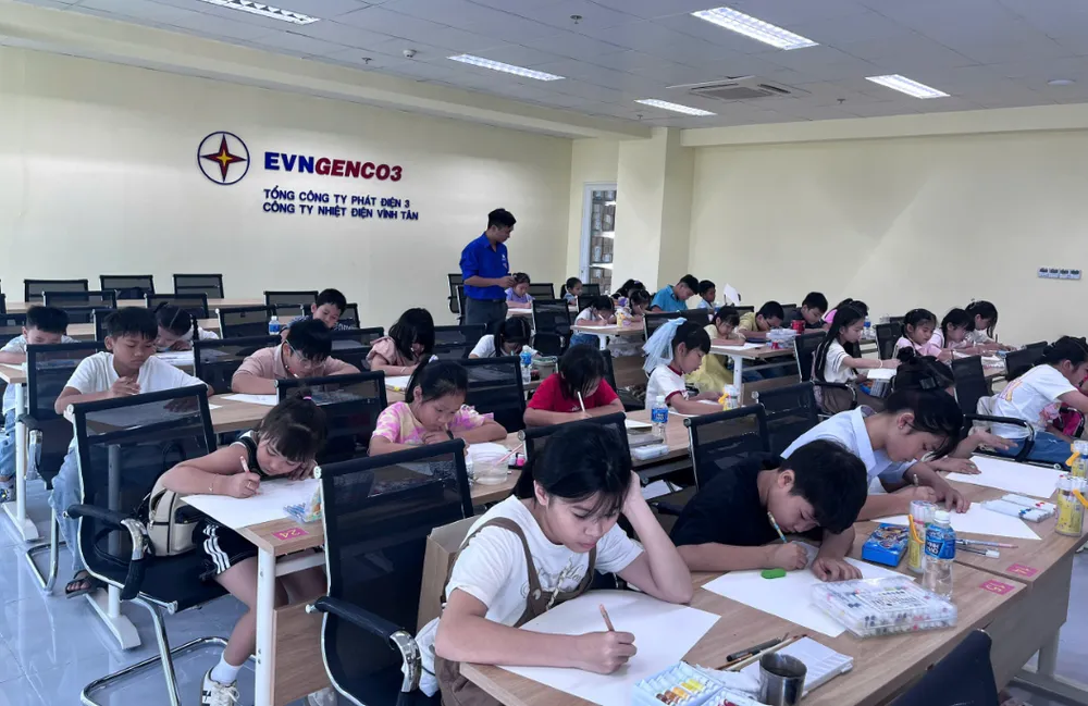 Các em nhỏ tham gia cuộc thi vẽ tranh v1.png