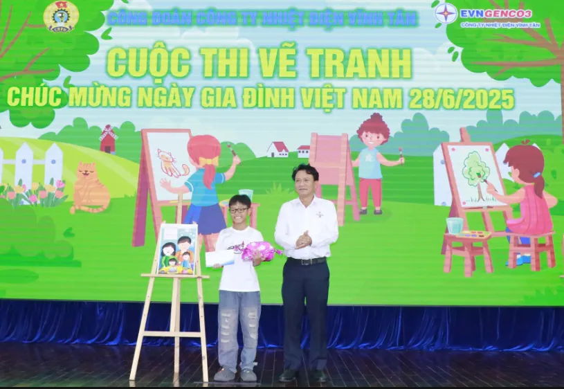 Ông Thiên Thanh Sơn, Giám đốc Công ty Nhiệt điện Vĩnh Tân trao giải cho em Trần Tuấn Kiệt, đoạt giải Nhất cuộc thi vẽ tranh vt2.png