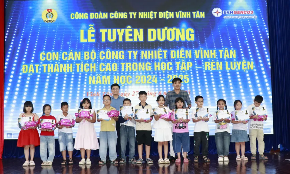 Công ty Nhiệt điện Vĩnh Tân trao thưởng cho các em học sinh là con của cán bộ, công nhân viên của công ty có thành tích cao trong học tập năm 2024-2025 vt3.png