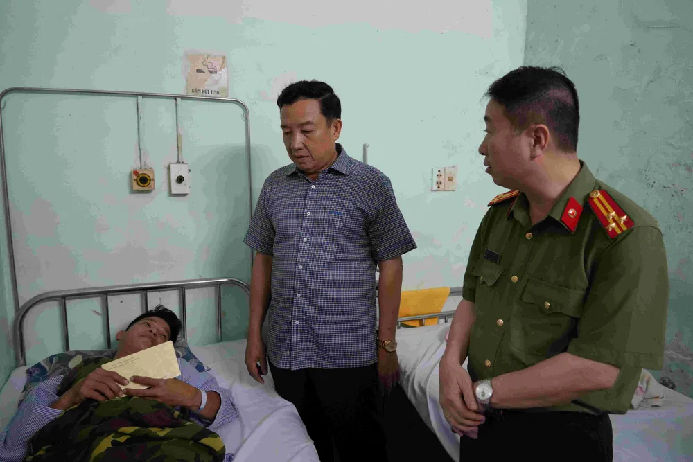 Lãnh đạo Công an tỉnh Lâm Đồng thăm hỏi đồng chí Đinh Quốc Hiệp h2.JPG