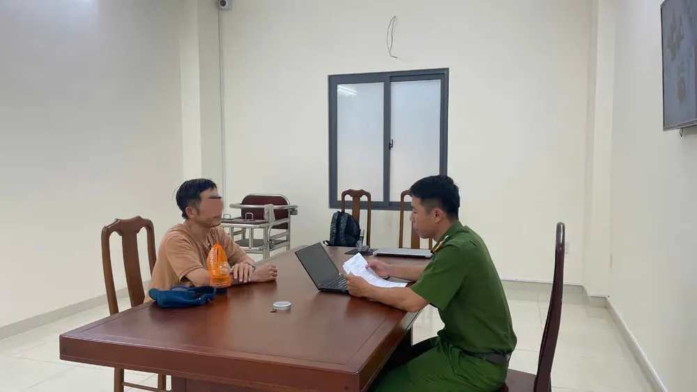 Công an tỉnh Khánh Hòa làm việc với ông Nguyễn Quốc H., người đứng đơn tố giác bà H. có hành vi trục lợi tiền từ thiện. Ảnh: Công an Khánh Hòa ca3.jpg