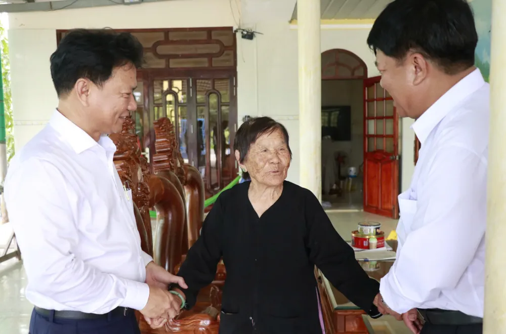 Ông Thiên Thanh Sơn, Giám đốc Công ty Nhiệt điện Vĩnh Tân và lãnh đạo địa phương thăm hỏi gia đình liệt sĩ tại xã Hòa Thắng (tỉnh Lâm Đồng) ls2.png
