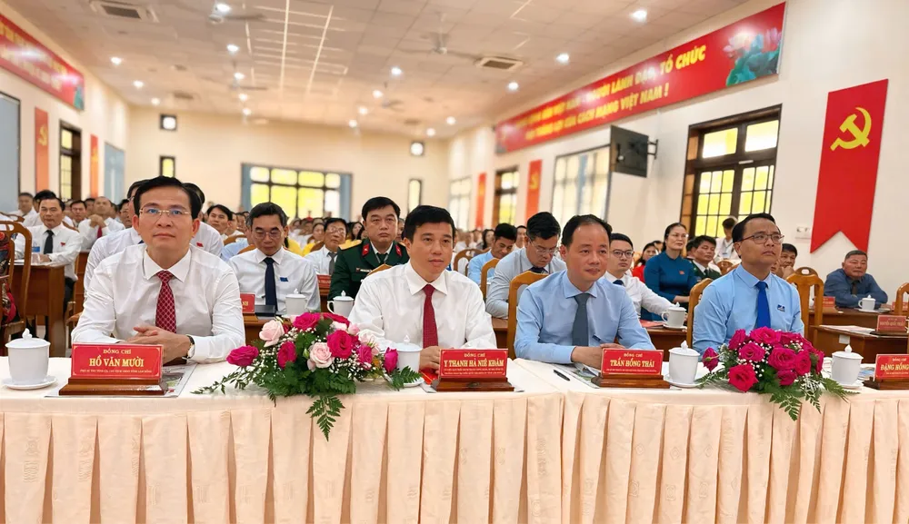 Đồng chí Y Thanh Hà Niê Kđăm, Bí thư Tỉnh ủy Lâm Đồng, cùng các đồng chí lãnh đạo tỉnh Lâm Đồng dự Đại hội Đại biểu Đảng bộ Đặc khu Phú Quý lần thứ I, nhiệm kỳ 2025 - 2030 z6840515966714_6c6d5fd0aa4747aa771e5309cd0d4220.jpg