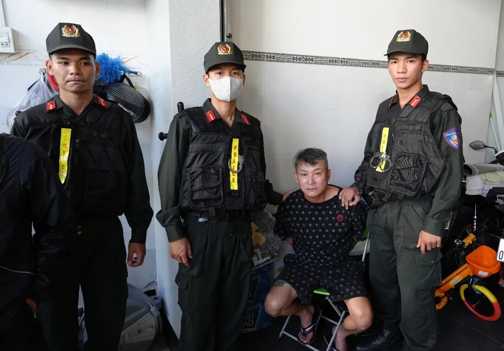 Bắt giữ đối tượng Lâm Hán Tiến. Ảnh: Công an Lâm Đồng 3.jpg