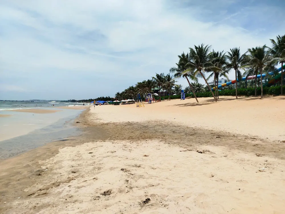 Dù được lấp cát lại nhưng vẫn còn rõ vệt màu đen z6896029072483_5646c658b2d2a40f6bd10e915fb13040.jpg