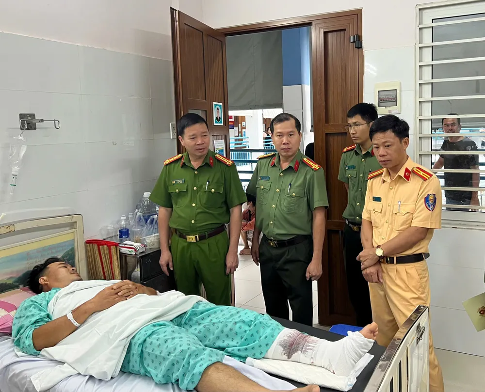 Lãnh đạo Công an tỉnh Lâm Đồng thăm hỏi cán bộ cảnh sát giao thông bị thương khi làm nhiệm vụ ht2.jpg