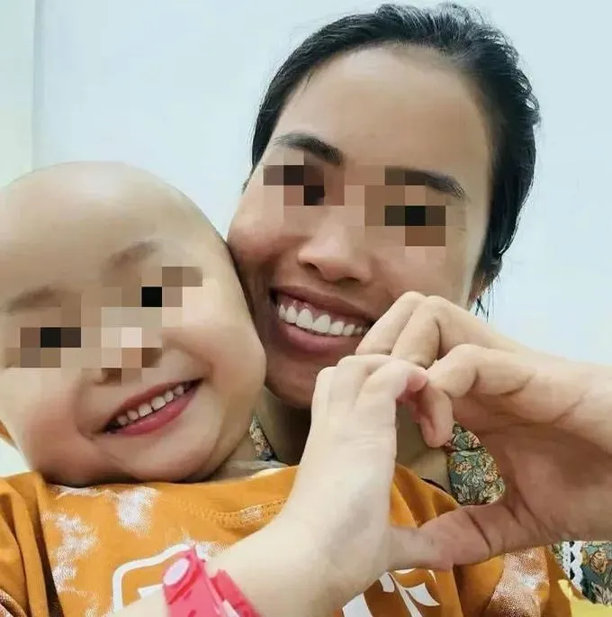 "Bé Bắp" cùng mẹ trong thời gian điều trị bệnh. Ảnh: MXH b2.jpg