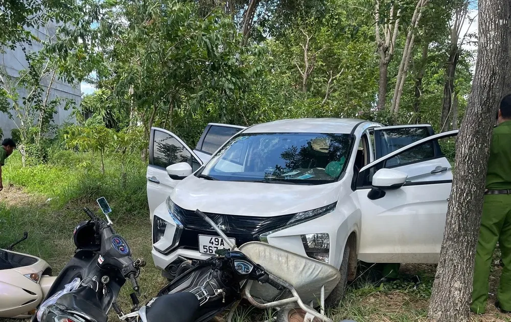 Phá cửa xe ô tô, khống chế 4 đối tượng nghi sử dụng ma túy và chống người thi hành công vụ 01.jpg