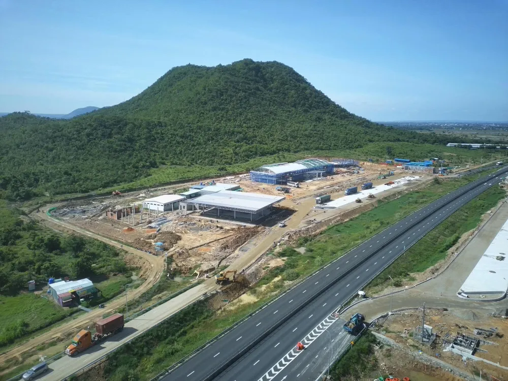 Trạm dừng nghỉ Km205+092 trên đường cao tốc Vĩnh Hảo - Phan Thiết đang trong quá trình xây dựng z6992052659145_bc3c121dc39c209e769309ae4225ab76.jpg