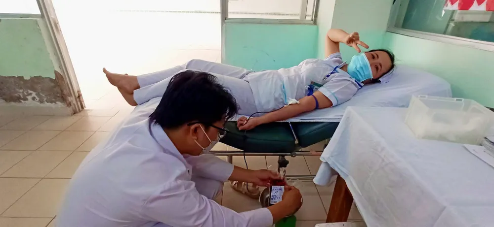 Lực lượng y bác sĩ của Bệnh viện Đa khoa Bình Thuận luân phiên hiến máu cứu người z6995568303081_de8c088a6e6823ec19ce4e5b70693333.jpg