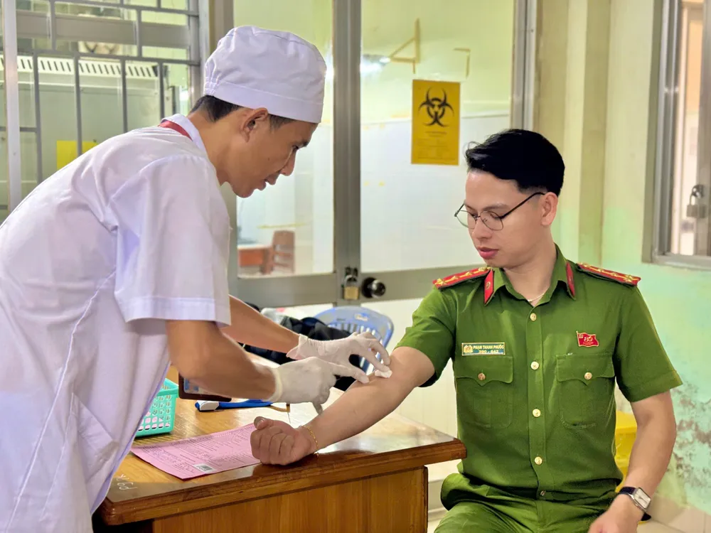 Lực lượng công an đóng trên địa bàn tỉnh Lâm Đồng cũng sẵn sàng tham gia hiến máu z6995580976253_bbb3496fc5d8bfe78a81df588565a42c.jpg