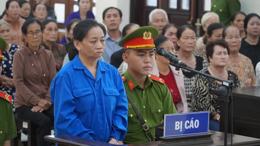 Bị cáo Lê Thị Lại tại phiên tòa l1.jpg