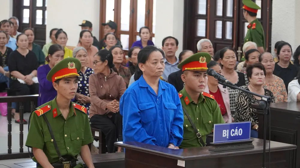 Rất đông bị hại có mặt tại phiên tòa l2.jpg