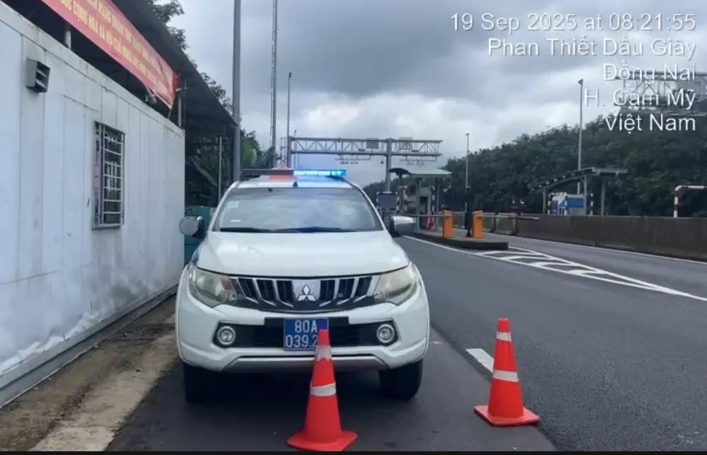 Xe công vụ dừng bên trạm thu phí đường cao tốc Phan Thiết - Dầu Giây để phát loa tuyên truyền Screenshot 2025-09-19 095648.png