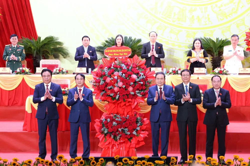 Chủ tịch Quốc hội Trần Thanh Mẫn tặng hoa chúc mừng đại hội 6Z9A7715.JPG