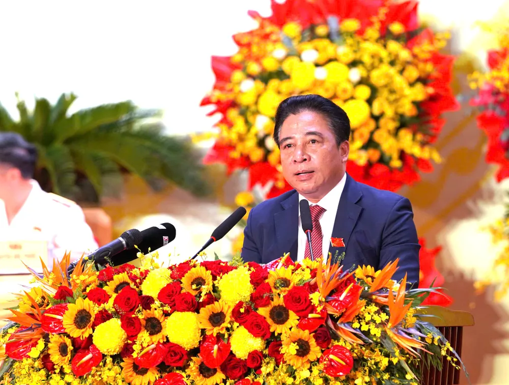 Đồng chí Nguyễn Khắc Toàn, Phó Bí thư Thường trực Tỉnh ủy, Chủ tịch UBND tỉnh Khánh Hòa trình bày tóm tắt Báo cáo chính trị của Ban Chấp hành Đảng bộ tỉnh nhiệm kỳ 2020 - 2025 z7036643662407_f41dbeaa90ec99aa24262de0ef54c181.jpg