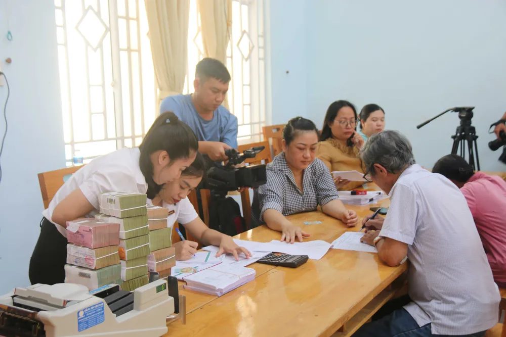 Cơ quan chức năng hướng dẫn người dân thủ tục nhận tiền đền bù IMG_0341.JPG