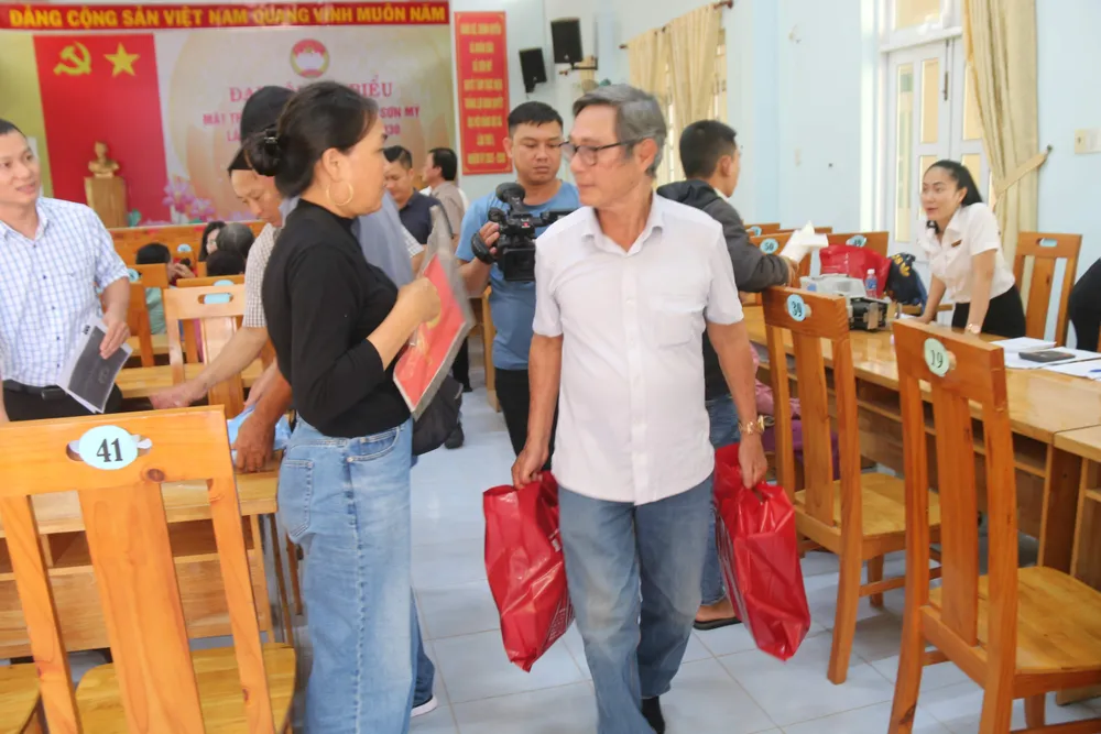 Người dân nhận tiền đền bù đất IMG_0378.JPG