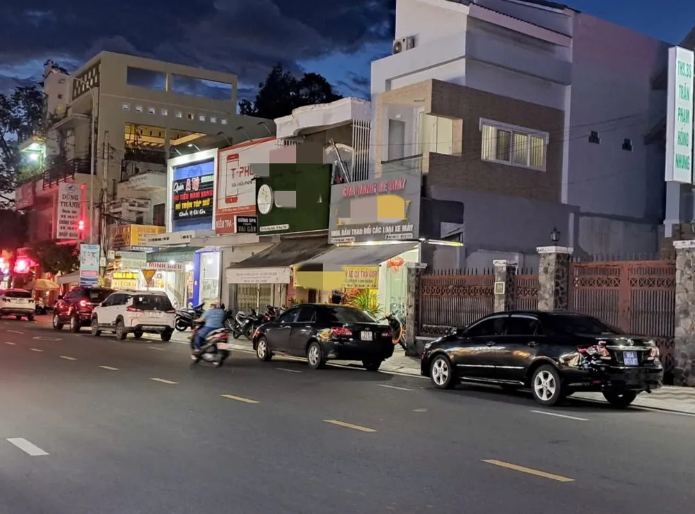 Xe công vụ có mặt tại khu vực nhà riêng của ông Nguyễn Văn Thành, cựu Giám đốc Bệnh viện Đa khoa Bình Thuận 1000012918.jpg