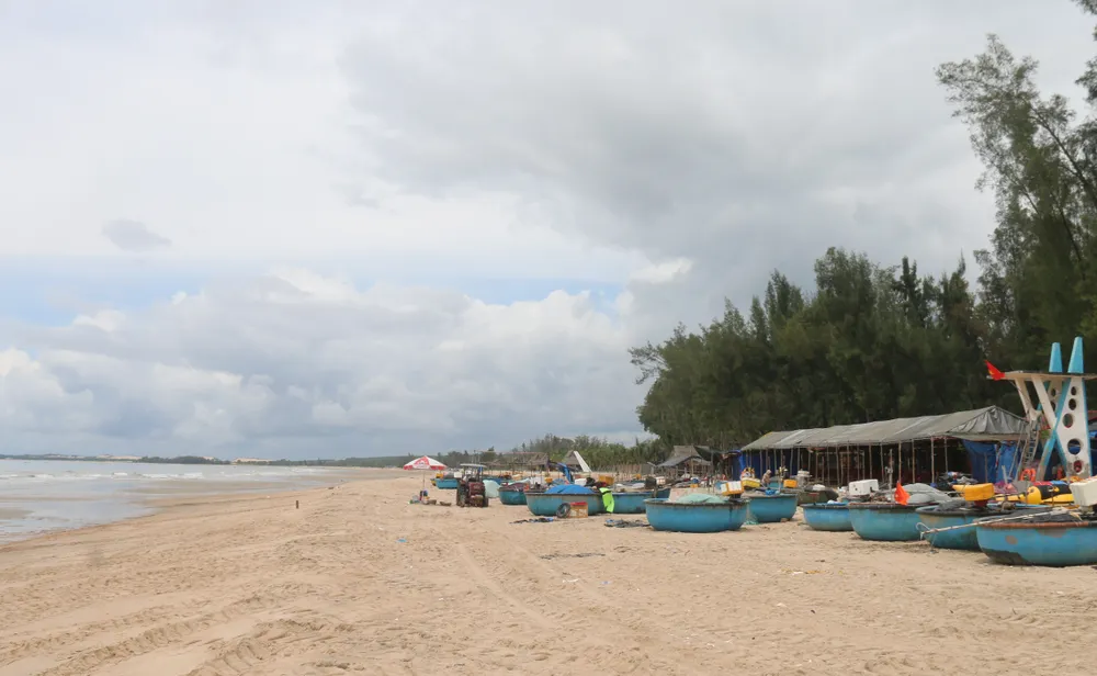 Bãi biển Cam Bình đã thông thoáng sau khi tháo dỡ các hàng quán tự phát IMG_0384.JPG