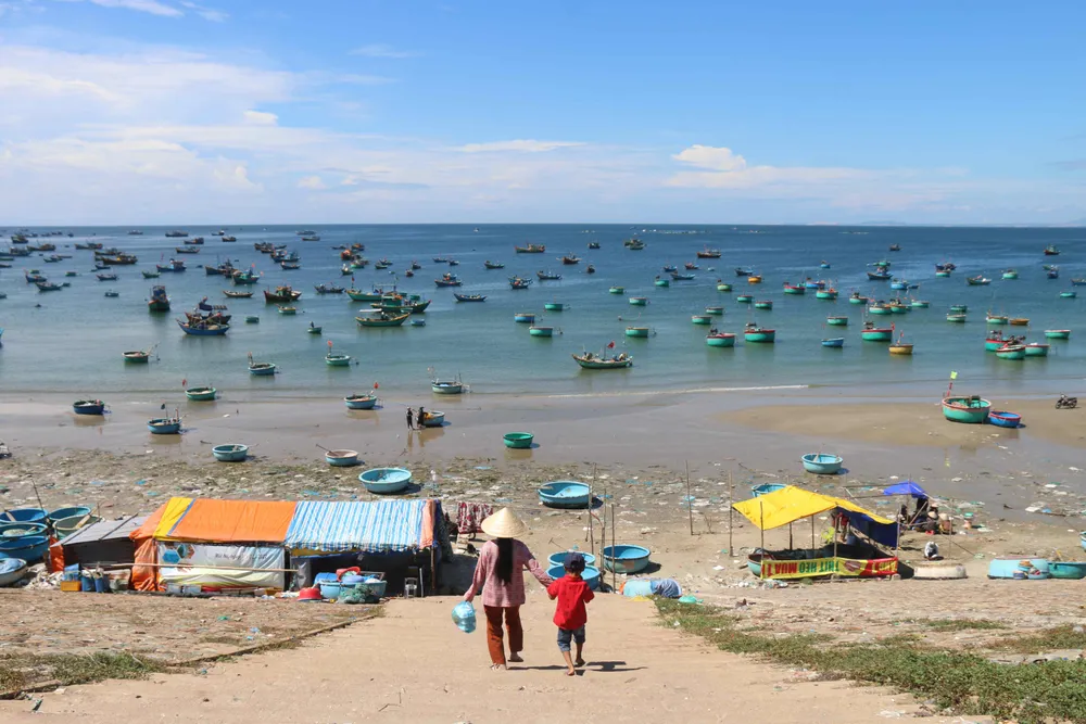 Hàng quán bủa vây bãi biển làng chài Mũi Né trước đây IMG_0660.JPG
