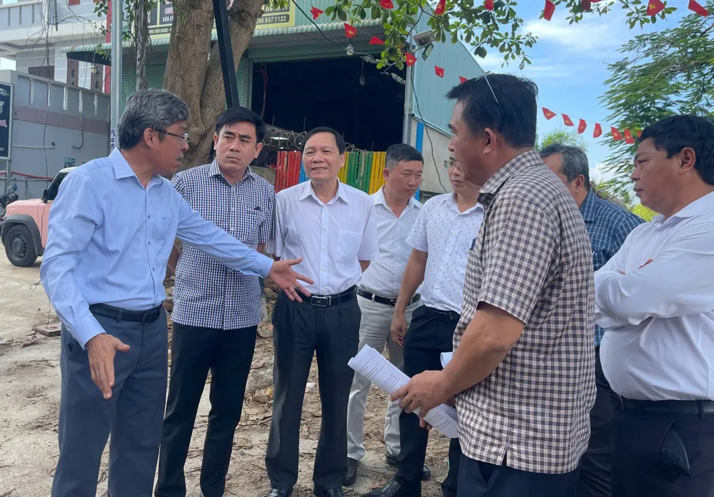 Phó Chủ tịch UBND tỉnh Lâm Đồng Nguyễn Minh kiểm tra dự án nâng cấp, sửa chữa tuyến đường trọng điểm vào Mũi Né m3.jpg