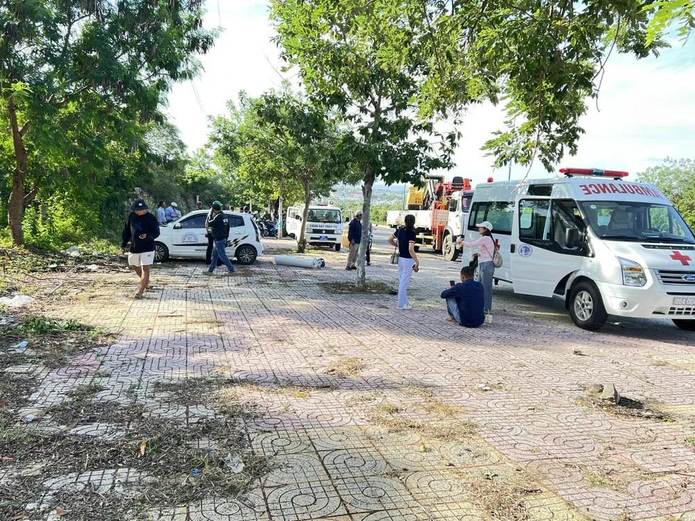 Nhiều phương tiện cùng khoảng 100 người có mặt tại khu vực bị lấn chiếm z7121628020229_14d028742f0e77fdcfbfa2ec882d6e3c.jpg