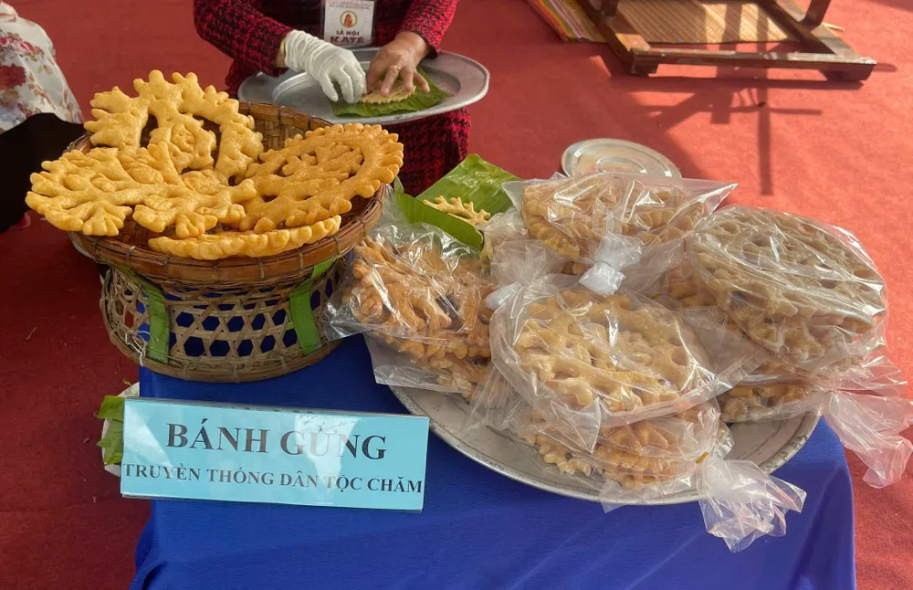 Món bánh gừng, đặc sản truyền thống của đồng bào Chăm z7139171680026_b39c5ca31e5de020a60f6523555c9e48.jpg