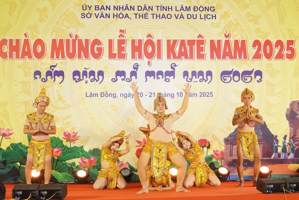 Biểu diễn những điệu múa truyền thống của đồng bào Chăm z7139202392589_acfb482fba4e7691fd86bbc9a9a33643.jpg