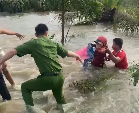 Người dân và lực lượng công an kịp thời cứu người phụ nữ bán vé số bị nước lũ cuốn trôi Screenshot 2025-10-27 113215.png